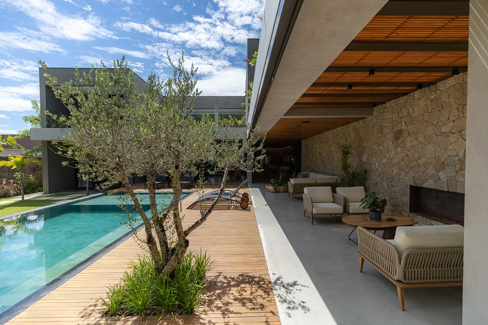 projeto de arquitetura residencial de alto padrao com varanda e área de lazer com piscina com borda infinita