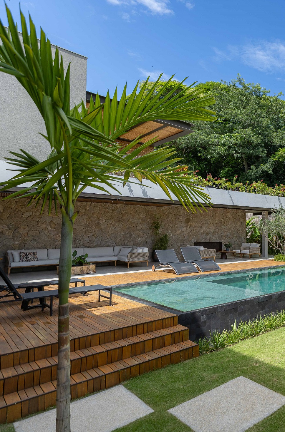 projeto de arquitetura residencial de alto padrão com piscina com borda infinita e deck de cumaru paginado em Valinhos