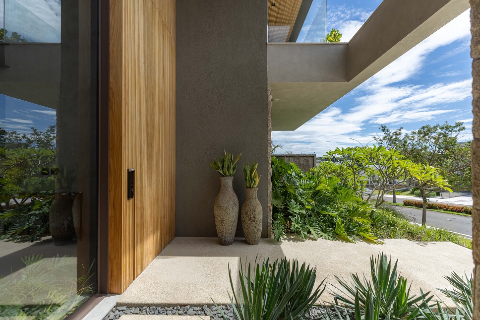 entrada casa contemporanea com porta ripada