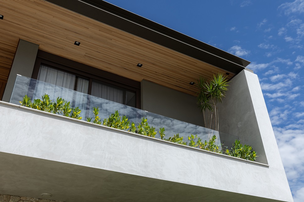 fachada de projeto residencial arquitetura contemporanea . estrutura metalica pedra moledo e madeira freijo em valinhos sao paulo