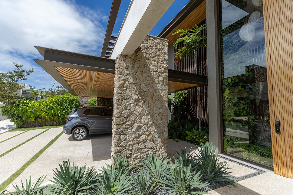 fachada de projeto residencial arquitetura contemporanea .garagem em estrutura metalica pedra moledo e madeira freijo em valinhos sao paulo
