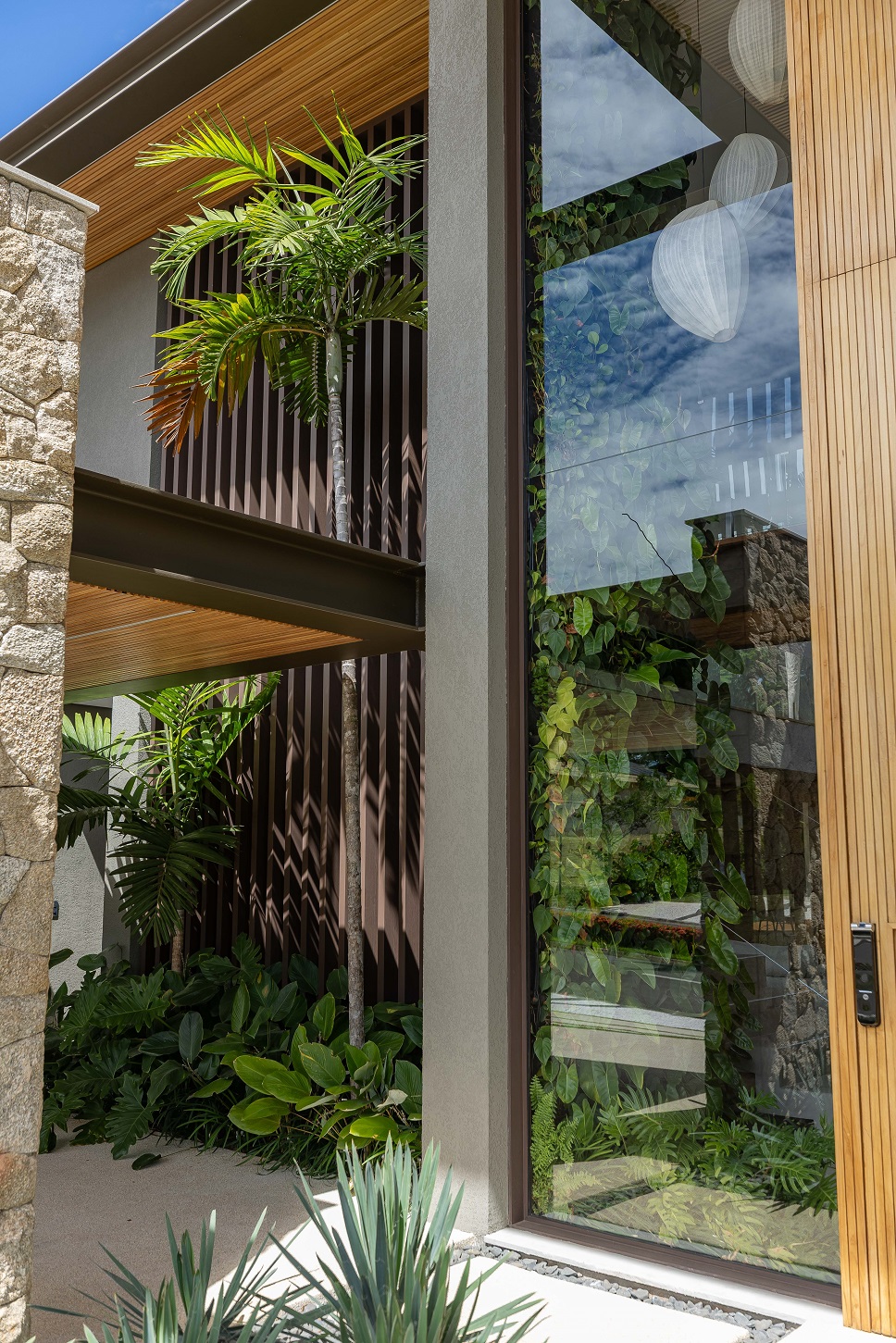 fachada de projeto residencial arquitetura contemporanea .estrutura metalica pedra moledo e madeira freijo em valinhos sao paulo