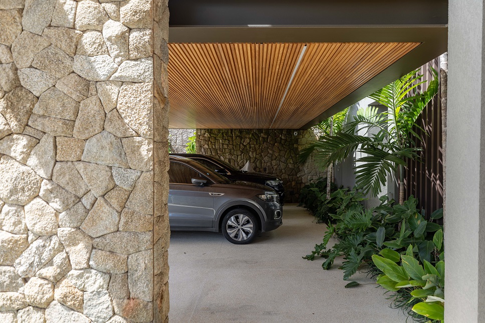 fachada de projeto residencial arquitetura contemporanea .garagem em estrutura metalica pedra moledo e madeira freijo em valinhos sao paulo