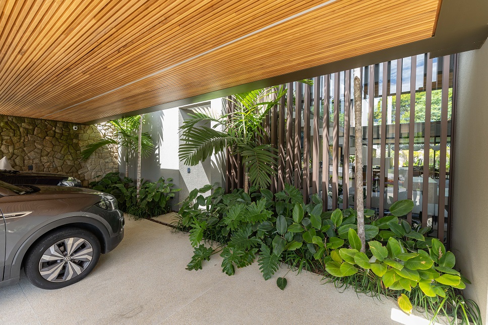 fachada de projeto residencial arquitetura contemporanea .garagem em estrutura metalica pedra moledo e madeira freijo em valinhos sao paulo