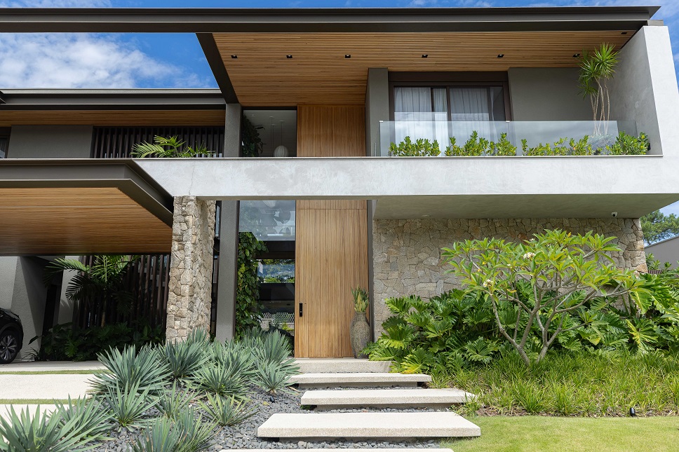 ´fachada de projeto residencial arquitetura contemporanea .estrutura metalica pedra moledo e madeira freijo em valinhos sao paulo